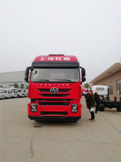 上汽紅巖29.7方前四后八鋁合金運(yùn)油車，20噸運(yùn)油車